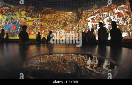 Das Monumentalgemälde "Bauernkrieg Krieg Panorama" des Künstlers Werner Tuebke (1929-2004) im Panorama Museum in Bad Frankenhausen, Deutschland, 30. September 2012 die Besucher zu beobachten. Am 16. Oktober 1987, Tuebke unterzeichnet der 14 Mal 123 Meter große Panorama, welches das größte Panorama der Welt zählt. Foto: Waltraud Grubitzsch Stockfoto