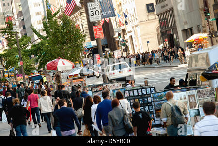 Die Menschen gehen auf der 5th Avenue in New York City, USA, 23. September 2012. Foto: Sven Hoppe Stockfoto