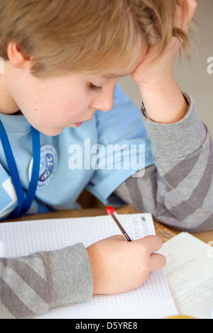 Ten-Year-Old Wenzel Grüß aus Bad Iburg versucht eine Rechenaufgabe in Münster, 31. Oktober 2012 zu lösen. Er ist einer der 38 'arithmetische Akrobaten"aus neun Ländern, bei den Weltmeisterschaften in Mathematik für Kinder am 2. November 2012 zu konkurrieren. Foto: FRISO GENTSCH Stockfoto