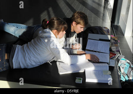 Ein Klassenzimmer am Adlershof Campus der Humboldt-Universität ist in Berlin, Deutschland, 29. Oktober 2012 abgebildet. Am 15. Oktober, 6800 Studienanfänger, unter Ihnen 1900 MA-Studierende ihr Studium an der HU begonnen haben. Foto: Jens Kalaene Stockfoto