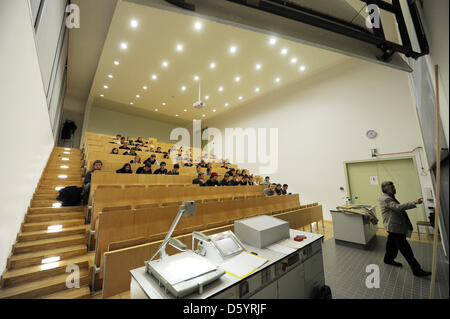 Ein Klassenzimmer am Adlershof Campus der Humboldt-Universität ist in Berlin, Deutschland, 29. Oktober 2012 abgebildet. Am 15. Oktober, 6800 Studienanfänger, unter Ihnen 1900 MA-Studierende ihr Studium an der HU begonnen haben. Foto: Jens Kalaene Stockfoto