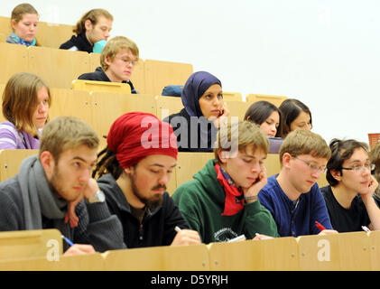 Ein Klassenzimmer am Adlershof Campus der Humboldt-Universität ist in Berlin, Deutschland, 29. Oktober 2012 abgebildet. Am 15. Oktober, 6800 Studienanfänger, unter Ihnen 1900 MA-Studierende ihr Studium an der HU begonnen haben. Foto: Jens Kalaene Stockfoto