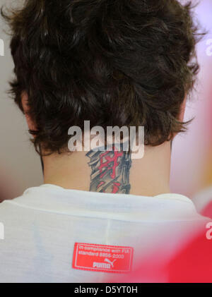 Ein Tattoo am Hals von der spanischen Formel1-Fahrer Fernando Alonso Ferrari vor dem ersten Training auf dem Yas Marina Circuit in Abu Dhabi, Vereinigte Arabische Emirate, 2. November 2012 gesehen. Die Formula One Grand Prix von Abu Dhabi wird am 4. November 2012 stattfinden. Foto: Jens Büttner/dpa Stockfoto