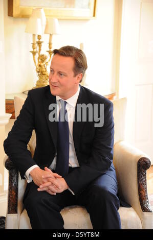 Der britische Premierminister David Cameron sitzt in einem Sessel in einem Interview in seinem Büro am Downingstreet Nr. 10 in London, Großbritannien, 4. Oktober 2012. Foto: Marco Hadem Stockfoto