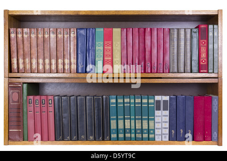 Alte Bücher mit Farbe bedeckt auf einem Regal Stockfoto