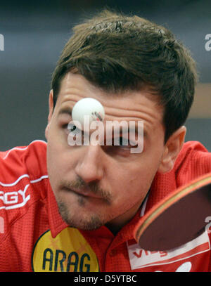 Deutscher Tischtennisspieler Timo Boll dient den Ball während eines Spiels gegen Yoshimura aus Japan bei der deutschen Open 2012 in Bremen, Deutschland, 2. November 2012. Rund 300 Spielerinnen und Spieler aus 42 Ländern konkurrieren um den Titel und Preisgeld Geld von mehr als 120.000 US-Dollar. Foto: CARMEN JASPERSEN Stockfoto