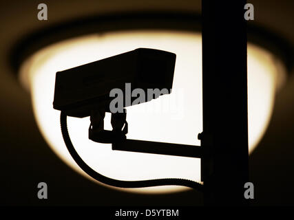 (Dpa Datei) - eine Archiv Bild, datiert 3. März 2008, zeigt eine Closed Circuit TV-Kamera in Betrieb vor einer Lampe in einer u-Bahnstation in Berlin, Deutschland. Rund sind 90 Prozent der Videoüberwachungskameras zur Überwachung öffentlicher Räume in Berlin im Betrieb in den Bereichen um unterirdische Stationen und Fahrzeuge der BVG, der Nahverkehr-Agentur in Berlin. Foto: Arno Stockfoto