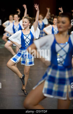 Die Ailsa Craig Highland Dancers aus Scotlnad führen während einer Foto-Probe des Berlin Tattoo 2012 in der O2 Arena in Berlin, Deutschland, 2. November 2012. das Berlin Tattoo bis 4. November 2012 nach wie vor teilnehmen 700 Musikern in 22 Bands. Foto: Jörg CARSTENSEN Stockfoto