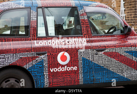 London Taxi in Vodfaone branding außen Stockfoto