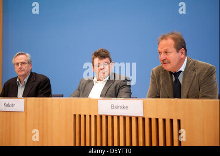 Andreas Riger (l-R), Vizepräsident der Schweizer Arbeit Union Unia, Wolfgang Katzian, Leiter der österreichischen Arbeit Union der privat Beschäftigten, Druck, Journalismus, Papier (GPA-Djp) und Frank Bsirske, Leiter der Arbeit Union Verdi, sprechen bei der Bundes-Pressekonferenz in Berlin, Deutschland, 2. November 2012. Foto: Marc Tirl Stockfoto