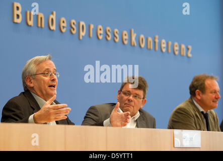 Andreas Riger (l-R), Vizepräsident der Schweizer Arbeit Union Unia, Wolfgang Katzian, Leiter der österreichischen Arbeit Union der privat Beschäftigten, Druck, Journalismus, Papier (GPA-Djp) und Frank Bsirske, Leiter der Arbeit Union Verdi, sprechen bei der Bundes-Pressekonferenz in Berlin, Deutschland, 2. November 2012. Foto: Marc Tirl Stockfoto