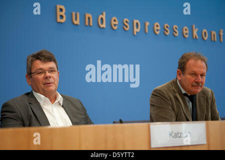 Wolfgang Katzian, Leiter der österreichischen arbeiten Union privat beschäftigt, Druck, Journalismus und Papier (GPA-Djp) und Frank Bsirske, Leiter der Arbeit Union Verdi, sprechen bei der Bundes-Pressekonferenz in Berlin, Deutschland, 2. November 2012. Foto: Marc Tirl Stockfoto