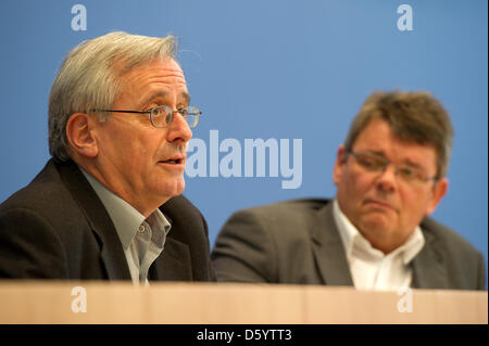 Andreas Riger (l-R), Vizepräsident der Schweizer Arbeit Union Unia und Wolfgang Katzian, Leiter der österreichischen arbeiten Union privat beschäftigt, Druck, Journalismus und Papier (GPA-Djp) sprechen bei der Bundes-Pressekonferenz in Berlin, Deutschland, 2. November 2012. Foto: Marc Tirl Stockfoto