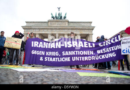 Ein Protest der iranisch-israelisch-Kreis findet am Brandenburger Tor in Berlin, Deutschland, 3. November 2012. Die Teilnehmer sprechen heraus gegen die Kampagnen der beiden aktuellen US-Präsidentschaftswahl Kandidaten. Nach ihnen haben sie instrumentalisierten Israel und dem Iran, wie in den USA ein politisches Thema zu stimmen. Foto: Jörg CARSTENSEN Stockfoto