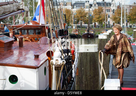 Prinzessin Margriet der Niederlande besucht die Entlastung des historischen Segelschiff der Oosterschelde im Hafen von Rotterdam, die Niederlande, 3. November 2012. Das Schiff wird eine halbes Jahr Reise auf der ganzen Welt und ist die größte restaurierte Segelschiff in den Niederlanden. Foto: Patrick van Katwijk / Niederlande, Stockfoto