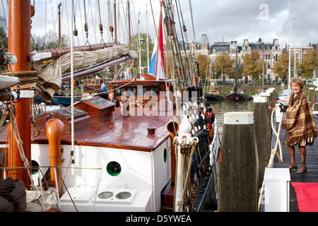Prinzessin Margriet der Niederlande besucht die Entlastung des historischen Segelschiff der Oosterschelde im Hafen von Rotterdam, die Niederlande, 3. November 2012. Das Schiff wird eine halbes Jahr Reise auf der ganzen Welt und ist die größte restaurierte Segelschiff in den Niederlanden. Foto: Patrick van Katwijk / Niederlande, Stockfoto