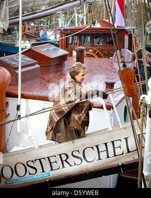 Prinzessin Margriet der Niederlande besucht die Entlastung des historischen Segelschiff der Oosterschelde im Hafen von Rotterdam, die Niederlande, 3. November 2012. Das Schiff wird eine halbes Jahr Reise auf der ganzen Welt und ist die größte restaurierte Segelschiff in den Niederlanden. Foto: Patrick van Katwijk / Niederlande, Stockfoto