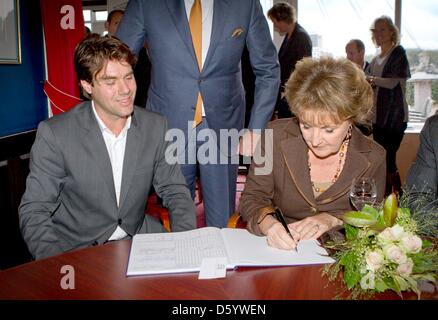 Prinzessin Margriet der Niederlande besucht die Entlastung des historischen Segelschiff der Oosterschelde im Hafen von Rotterdam, die Niederlande, 3. November 2012. Das Schiff wird eine halbes Jahr Reise auf der ganzen Welt und ist die größte restaurierte Segelschiff in den Niederlanden. Foto: Patrick van Katwijk / Niederlande, Stockfoto