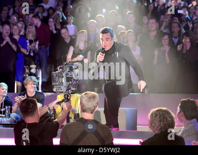 HANDOUT Bild zeigt britische Sänger Robbie Williams, die Teilnahme an der ZDF-Spielshow "Wetten Das? (Wetten wollen...?) in der OVB-Arena in Bremen, Deutschland 3. November 2012. Foto: Sascha Baumann/ZDF/dpa Stockfoto