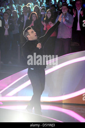 HANDOUT Bild zeigt britische Sänger Robbie Williams, die Teilnahme an der ZDF-Spielshow "Wetten Das? (Wetten wollen...?) in der OVB-Arena in Bremen, Deutschland 3. November 2012. Foto: Sascha Baumann/ZDF/dpa Stockfoto