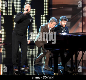 HANDOUT Bild zeigt britische Sänger Robbie Williams (L) und deutsche TV-Moderatorin Markus Lanz (C) führen während der ZDF-Spielshow "Wetten Das? (Wetten wollen...?) in der OVB-Arena in Bremen, Deutschland 3. November 2012. Foto: Sascha Baumann/ZDF/Dpa GE von "Wetten, dass..?" Stockfoto