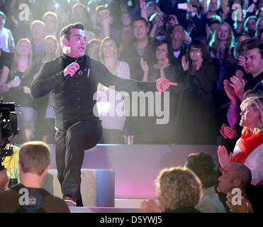 HANDOUT Bild zeigt britische Sänger Robbie Williams, die Teilnahme an der ZDF-Spielshow "Wetten Das? (Wetten wollen...?) in der OVB-Arena in Bremen, Deutschland 3. November 2012. Foto: Sascha Baumann/ZDF/dpa Stockfoto