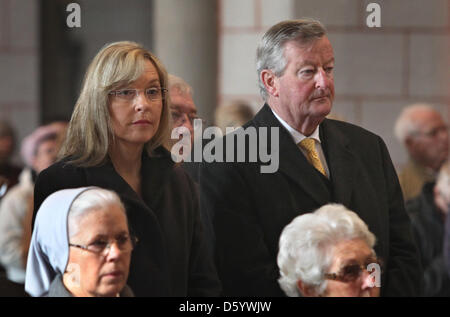Besuchen Sie bayerische Justizministerin Beate Merk und der Präsident des Bonifatiuswerk der deutschen Katholiken, Georg Freiherr von Und Zu Brenken (R), einen feierlichen Pontifikalamt, die bundesweite Diaspora-Aktion des Bonifatiuswerk der deutschen Katholiken in der Kuppel Augsburg, Deutschland, 4. November 2012 zu öffnen. Das diesjährige Diaspora Aktion findet unter dem Motto "weil er lebt - Giv Stockfoto