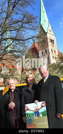 Bavarian Justice Minister Beate Merk (C), Augsburger Bischof Konrad Zdarsa und dem Präsidenten des das Bonifatiuswerk der deutschen Katholiken, Georg Freiherr von Und Zu Brenken (R), Pose vor einem feierlichen Pontifikalamt soll die bundesweite Diaspora-Aktion des Bonifatiuswerk der deutschen Katholiken in der Kuppel von Augsburg, Deutschland, 4. November 2012. Das diesjährige Diaspora Aktion ist hel Stockfoto