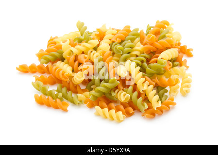 Italienische Nudeln Fusilli isoliert auf weißem Hintergrund Stockfoto