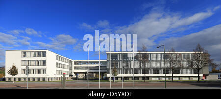 Bauhausgebäude in Dessau-Roßlau, Deutschland, 5. November 2012. Deutschen Bundesländern Sachsen-Anhalt, Baden-Württemberg, Berlin, Niedersachsen Und Thüringen bildeten ein Bauhaus Verein um den 100. Jahrestag des Bauhauses im Jahr 2019 zu organisieren. Foto: Jens Wolf Stockfoto