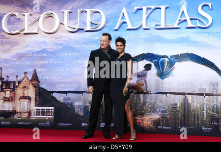 UNS Schauspieler Tom Hanks und Halle Berry für die Premiere des Films "Cloud Atlas" im CineStar-Kino am Potsdamer Platz in Berlin, Deutschland, 5. November 2012 kommen. Der Film wird am 15. November 2012 in die deutschen Kinos ausgestrahlt werden. Foto: Britta Pedersen Stockfoto