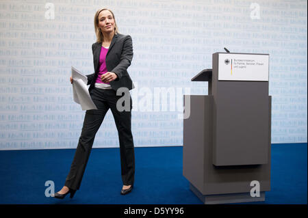 Bundesfamilienministerin Kristina Schroeder hinterlässt nach einer Pressekonferenz in Berlin, Deutschland, 6. November 2012. Sie sprach über die neuesten Kindertagesstätte Erweiterung zahlen aus dem statistischen Bundesamt. Foto: Maurizio Gambarini Stockfoto