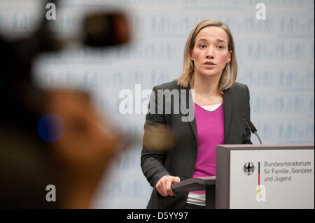 Bundesfamilienministerin Kristina Schroeder spricht während einer Pressekonferenz in Berlin, Deutschland, 6. November 2012. Sie sprach über die neuesten Kindertagesstätte Erweiterung zahlen aus dem statistischen Bundesamt. Foto: Maurizio Gambarini Stockfoto