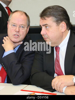 Peer Steinbrück (L), Kandidat der SPD für Bundeskanzler und SPD-Vorsitzende Sigmar Gabriel sprechen Sie zu Beginn einer SPD-Fraktion im Deutschen Bundestag in Berlin, Deutschland, 6. November 2012 treffen. Parlament wird das nächste Mal am 7. November 2012 treffen. Foto: STEPHANIE PILICK Stockfoto