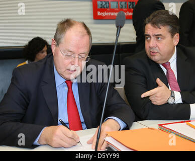 Peer Steinbrück (L), Kandidat der SPD für Bundeskanzler und SPD-Vorsitzende Sigmar Gabriel sprechen Sie zu Beginn einer SPD-Fraktion im Deutschen Bundestag in Berlin, Deutschland, 6. November 2012 treffen. Parlament wird das nächste Mal am 7. November 2012 treffen. Foto: STEPHANIE PILICK Stockfoto