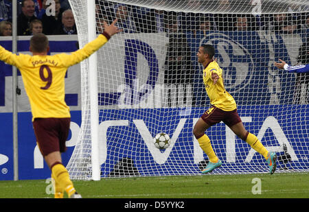 Arsenals Theo Walcott feiert das erste Tor mit Lukas Podolski während ihre Champions League-Gruppe B-Fußballspiel zwischen FC Schalke 04 und Arsenal FC im Stadion Gelsenkirchen, Gelsenkirchen, 6. November 2012. Foto: Roland Weihrauch/dpa Stockfoto