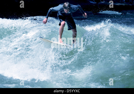 Ein Surfer im Eisbach River, München, Deutschland Stockfoto