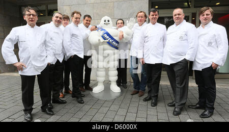 Die zehn deutschen Start-drei Köche Helmut Thieltges (Waldhotel Sonnora in Wittlich, L-R), Christian Bau (Victor's Gourmet Restaurant Schloss Berg in Perl), Joachim Wissler (Vendôme in Bergisch-Gladbach), Sven Elverfeld (Aqua in Wolfsburg), Klaus Erfort (Gaeste Haus Klaus Erfort in Saarbrücken), Juan Amador (Amador in Mannheim), Thomas Buehner (La Vie in Osnabrück), Harald Wohlfahrt Stockfoto