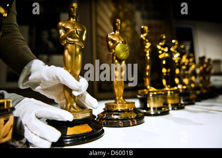 Angestellter der "Academy of Motion Picture Arts and Sciences" trägt weiße Handschuhe, wie sie eine Oscar-Statue in das Deutsche Filmmuseum in Frankfurt Main, Deutschland, 7. November 2012 Positionen. Die Ausstellung "und den Oscar gehst... 85 Jahre beste Bild "findet zwischen 14. November 2012 und 28. April 2013. Foto: NICOLAS ARMER Stockfoto