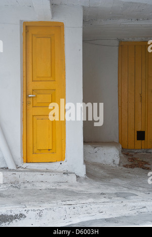 Tür in einem Haus im Dorf auf der Insel Samothraki. Stockfoto