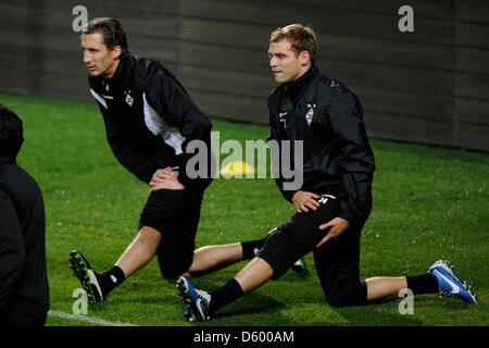 Mönchengladbach Tony Jantschke (R) und Roel Brouwers nehmen Teil in einer Trainingseinheit im Stadion Velodrom in Marseille, Frankreich, 7. November 2012. Borussia Moenchengladbach spielen Olympique Marseille in der Gruppenphase der Europa League am 8. November 2012. Foto: Marius Becker Stockfoto