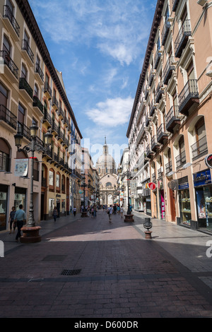 Calle de Alfonso I mit Blick auf Kathedrale Notre-Dame des Pfeilers. Zaragoza, Aragón, Spanien. Stockfoto