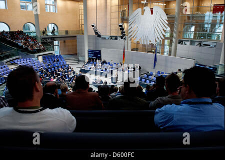 Besucher aus den Reihen zusehen Mitglieder des Deutschen Bundestages für ein Treffen in der zentralen Halle des Deutschen Bundestages in Berlin, Deutschland, 8. November 2012 Gebäude montiert sind. Eine Sondersitzung, initiiert von den grünen auf die NSU rechtsextreme Terroristen befasst sich mit Zwischenergebnis über den Stand des allgemeinen Kampfes gegen Rechtsextremismus. Foto: Maurizio Gambarini Stockfoto