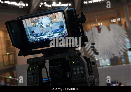 Eine Kamera zeichnet während der Mitglieder des Bundestages sind für ein Treffen in der zentralen Halle des Deutschen Bundestages Gebäude in Berlin, Deutschland, 8. November 2012 zusammengestellt. Eine Sondersitzung, initiiert von den grünen auf die NSU rechtsextreme Terroristen befasst sich mit Zwischenergebnis über den Stand des allgemeinen Kampfes gegen Rechtsextremismus. Foto: Maurizio Gambarini Stockfoto