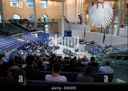 Besucher aus den Reihen zusehen Mitglieder des Deutschen Bundestages für ein Treffen in der zentralen Halle des Deutschen Bundestages in Berlin, Deutschland, 8. November 2012 Gebäude montiert sind. Eine Sondersitzung, initiiert von den grünen auf die NSU rechtsextreme Terroristen befasst sich mit Zwischenergebnis über den Stand des allgemeinen Kampfes gegen Rechtsextremismus. Foto: Maurizio Gambarini Stockfoto