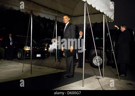 US-Präsident Barack Obama wartet auf seine Familie, wie er in das Weiße Haus in Washington, D.C. nach gewinnende Wiederwahl am Mittwoch, 7. November 2012 zurück. Bildnachweis: Joshua Roberts / Pool über CNP Stockfoto