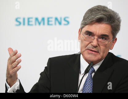 Handout - spricht Joe Kaeser (l), Finanzen, CEO der Siemens AG in der Bilanz Pressekonferenz 2012 in Berlin, Deutschland, 8. November 2012. Der Gewinn von Siemens ist um 27 Prozent im vergangenen Rechnungsjahr auf 4,6 Milliarden Euro zurückgegangen. Foto: Siemens AG Stockfoto