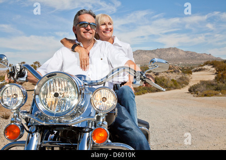 Älteres paar Wüste sitzen Straßenmotorrad Stockfoto