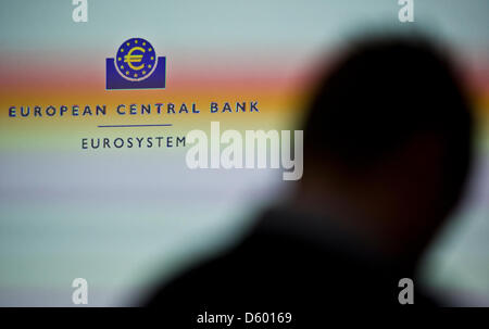 Abgebildet ist die Silhouette eines Mannes in einer Projektion im Rahmen einer Pressekonferenz bei der Europäischen Zentralbank in Frankfurt Main, Deutschland, 8. November 2012. EZB-Präsident Draghi bestätigt die Bereitschaft der EZB, Staatsanleihen zu kaufen. Foto: NICOLAS ARMER Stockfoto