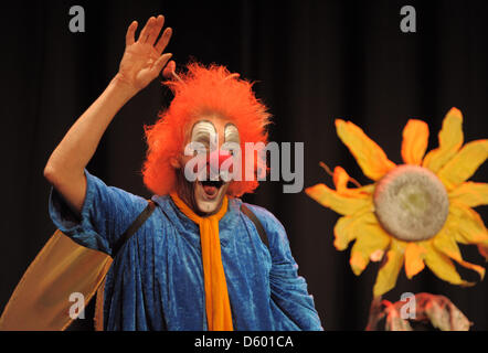 Deutsche Künstler Rainer Koenig stellt Teile seines Repertoires Geschick bei der Eröffnungsgala des 30. internationalen Pantomime Festivals in Dresden, Deutschland, 8. November 2012. 40 Künstler aus neun Ländern präsentieren verschiedene Facetten der Kunst der Pantomime bis den 18. November 2012. Foto: Matthias Hiekel Stockfoto